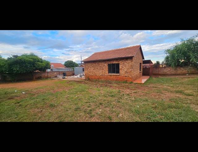 2 BEDROOM PROPERTY TO RENT IN LOTUS GARDENS